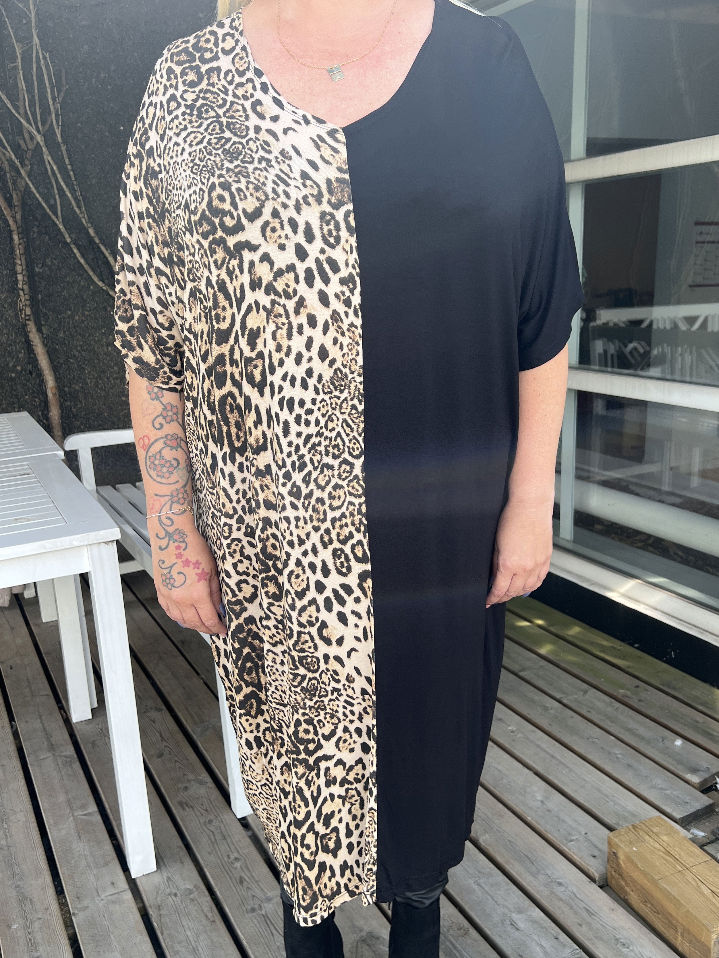Evie - Svart plus size klänning med leopardmönster